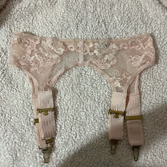 COPY - Victoria’s Secret Garter Belt Size:M/L - Picture 6 of 6